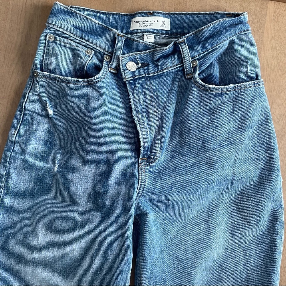 Abercrombie & Fitch Curve Love Criss Cross 90s Straight Ultra High Rise Jeans - Picture 4 of 11
